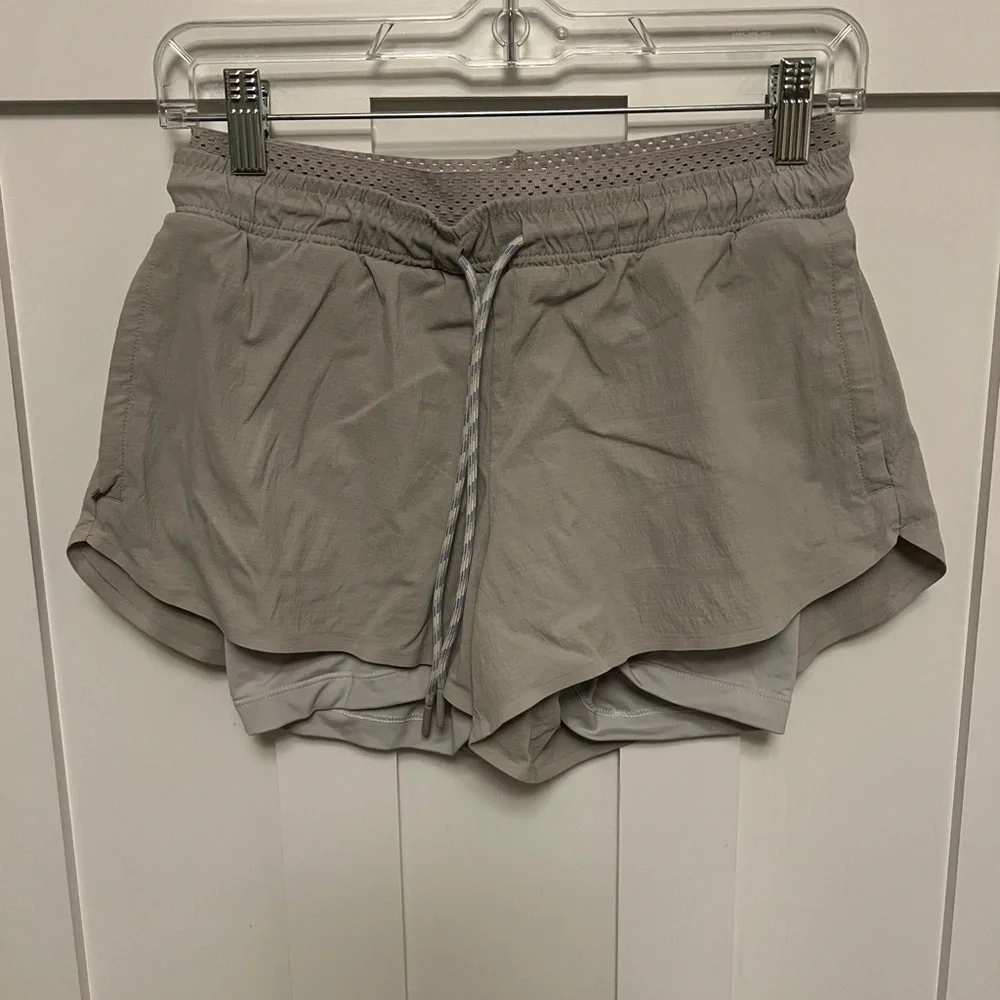 Athleta Trekkie Crest 2 in 1 Shortie Shorts Size 0 running athletic workout gray